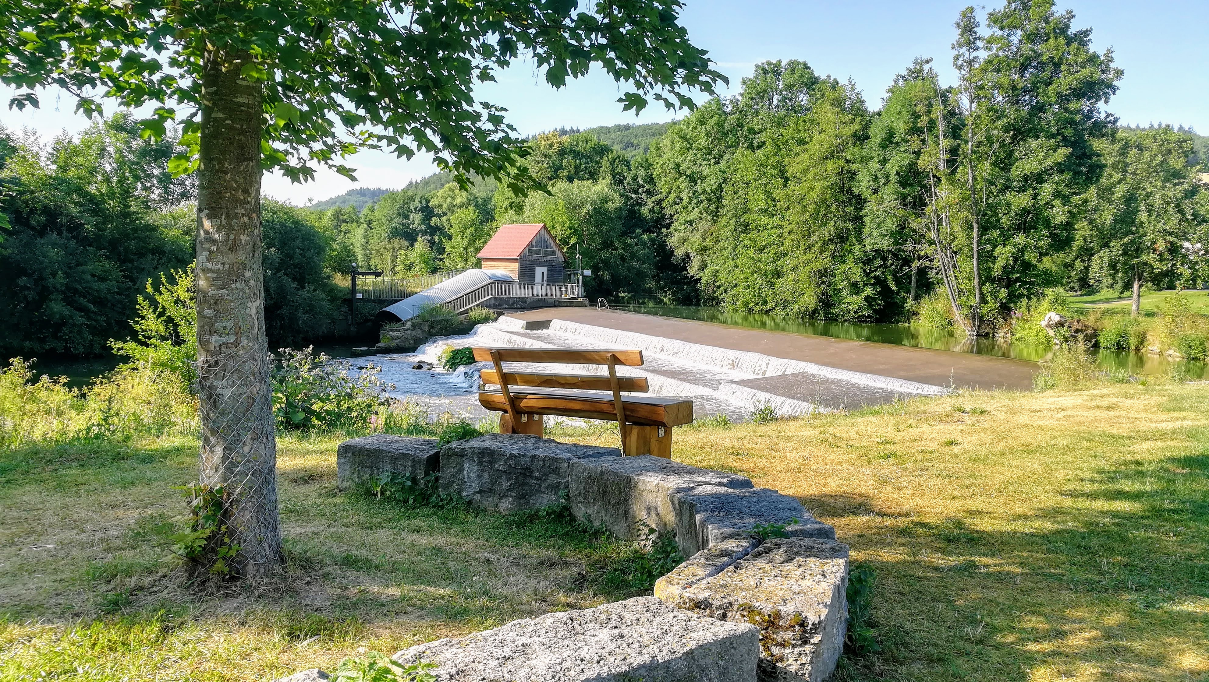 Wasserkraftschnecke am Tauberwehr mit Sitzbank
